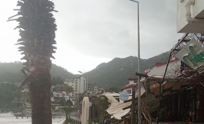 Marmaris’te fırtına etkili oldu: Tekneler kıyıya vurdu, çatılar çöktü