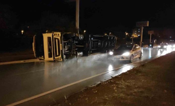 Mersin’de boya yüklü tır devrildi