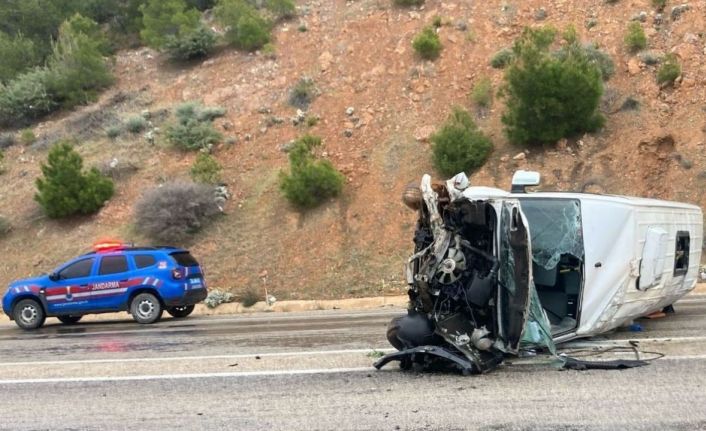 Mersin’de servis minibüsü devrildi: 10 yaralı
