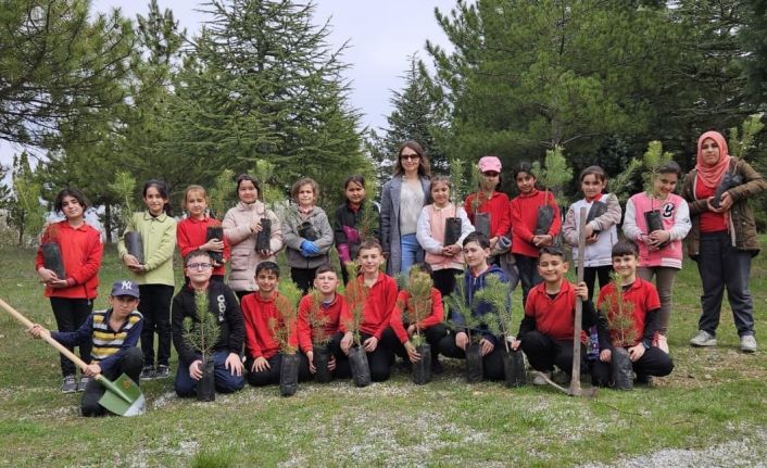 Minik öğrencileri fidanları toprakla buluşturdu