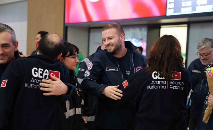 Mynmar’da enkaz altından 2 kişiyi kurtaran GEA ekibi yurda döndü