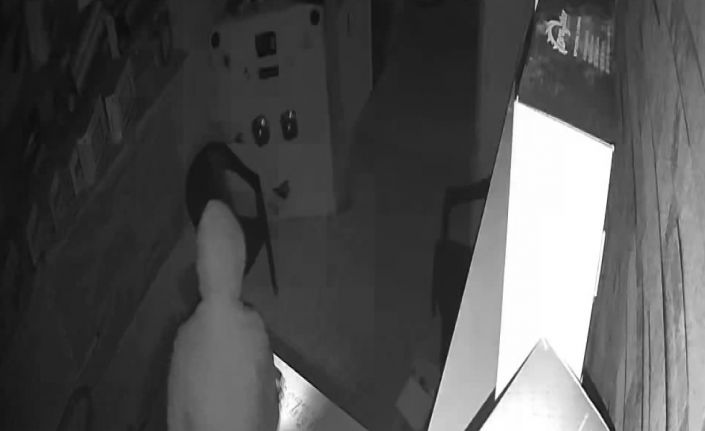 O anlar kamerada: Duvar delip iş yeri soydu, yakalanınca inkar etti