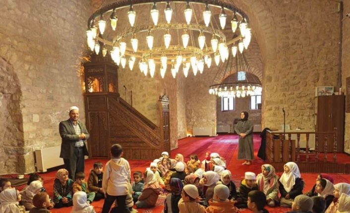 Öğrenciler tarihi Ulu Camiyi gezidi