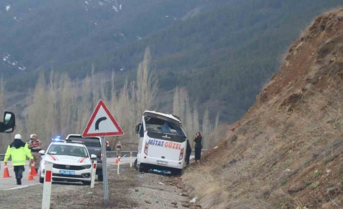 Oltu’da servis aracı kaza yaptı: 11 yaralı, 1 ölü