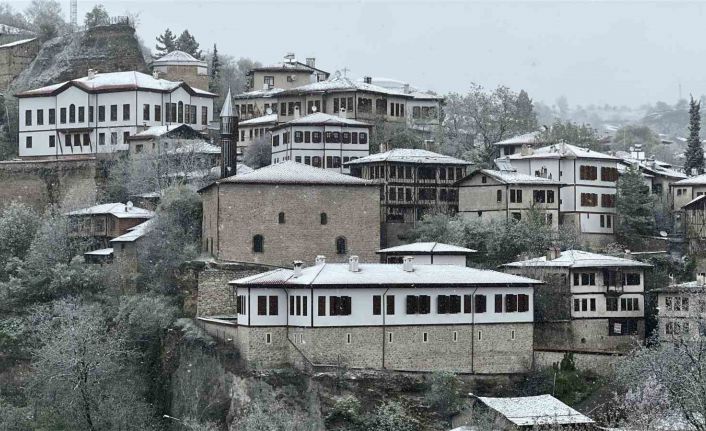 Osmanlı şehri Safranbolu’nun tarihi yapıları Nisan ayında beyaza büründü
