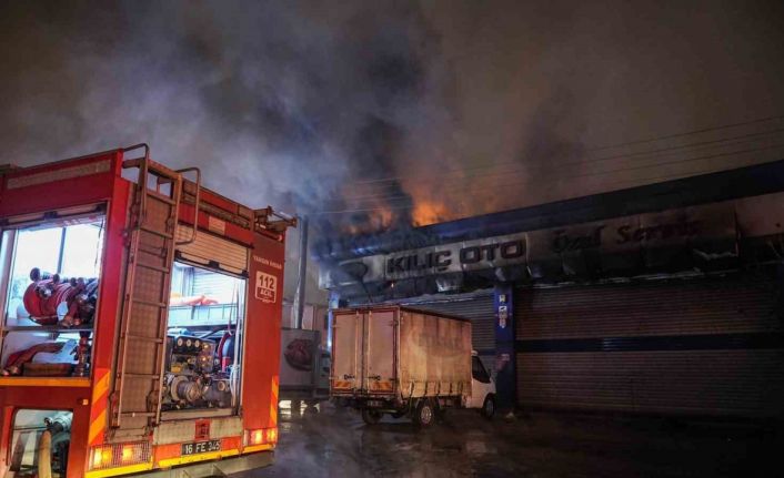 Oto tamir ve yedek parça dükkanı alevlere teslim oldu