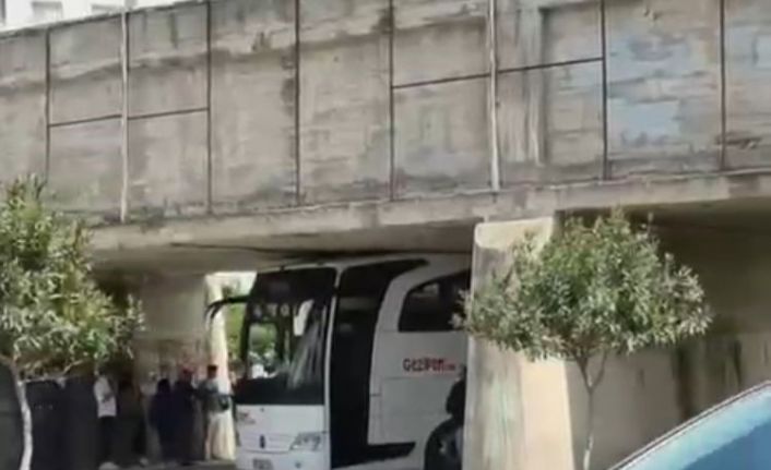 Otobüs köprü altına sıkıştı