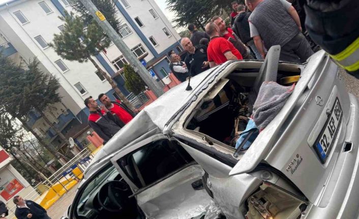 Otomobil, durakta yolcu alan otobüse arkadan çarptı: 1 ölü, 3 yaralı