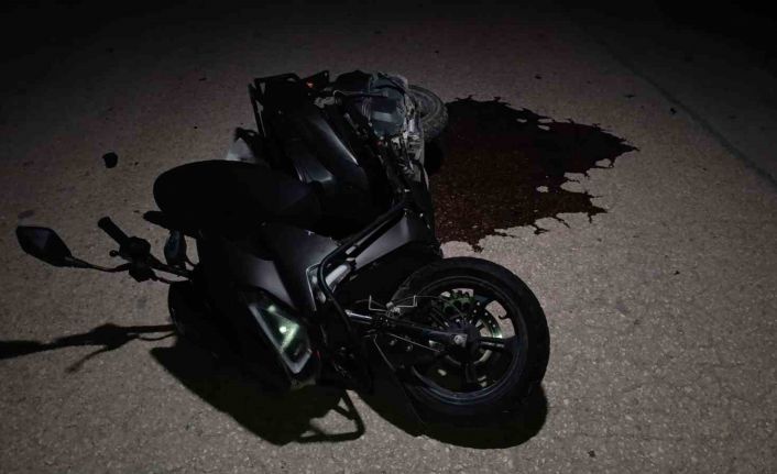 Otomobil ile motosiklet kafa kafaya çarpıştı: 1’i ağır 2 yaralı