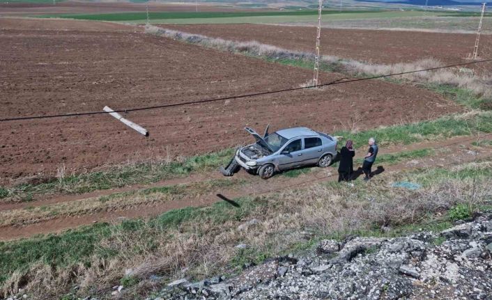 Otomobil şarampole yuvarlandı, araçtakiler burnu bile kanamadan kurtuldu