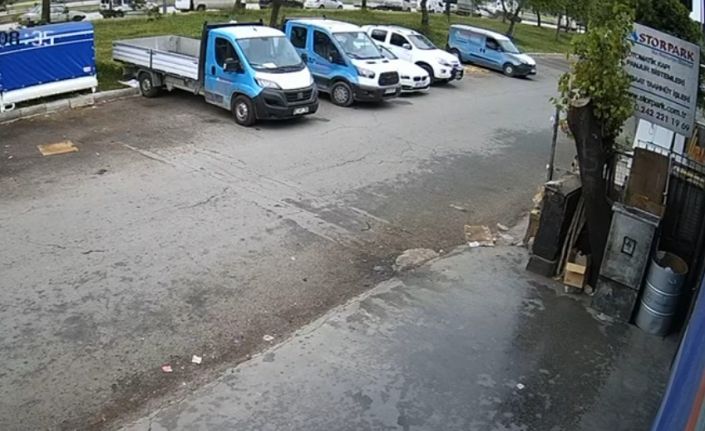 Park halindeki kamyonete çarpan otomobil hurdaya döndü, genç sürücüsü hayatını kaybetti