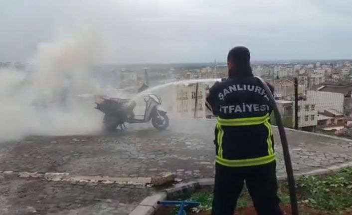 Park halindeki motosiklet alev alev yandı