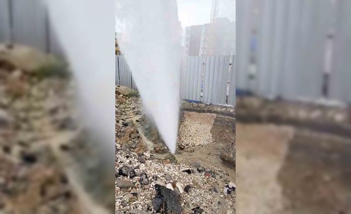 Patlayan borudan fışkıran su metrelerce yükseğe çıktı