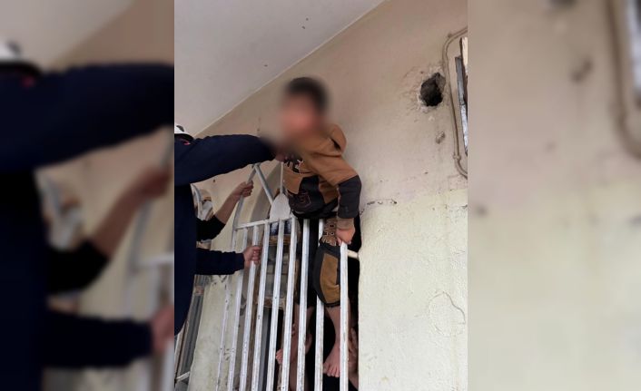 Pencerenin demir korkulukları arasına sıkışan çocuk kurtarıldı