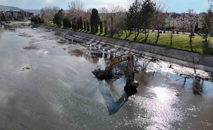 Porsuk Çayı’nı temizleyen 30 tonluk dev ekskavatör çamura gömüldü