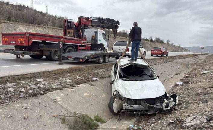 Refüje giren otomobilde 4 kişi yaralandı