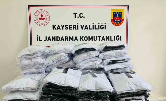 Sahte tişört operasyonu, yüzlerce ele geçirildi
