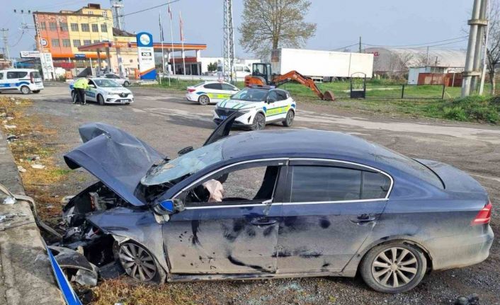 Samsun’da otomobil duvara çarptı: 2 yaralı