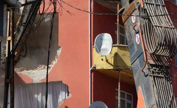 Sancaktepe’de depremde hasar gören 5 katlı bina kontrollü şekilde yıkıldı