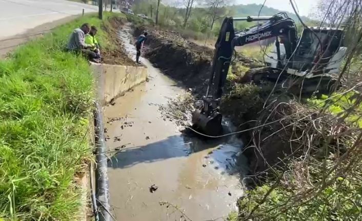 Sapanca Gölü’ne akan akaryakıt minvali madde ekiplerce temizlendi
