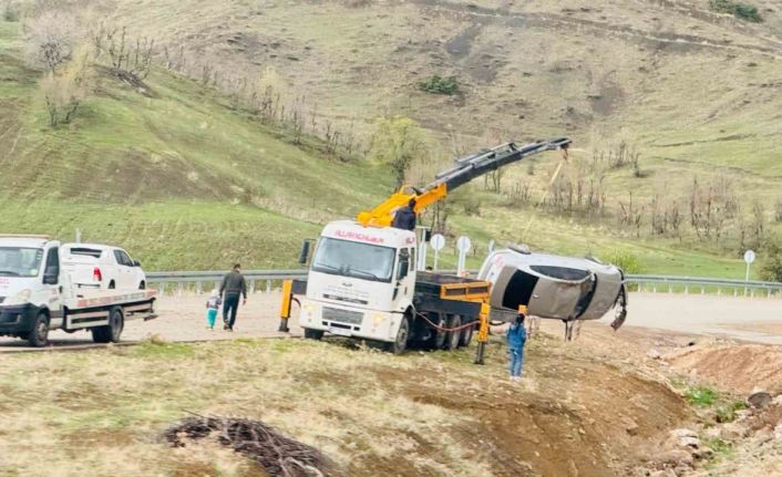 Şarampole yuvarlanan otomobilin içinde bulunanların burnu bile kanamadı