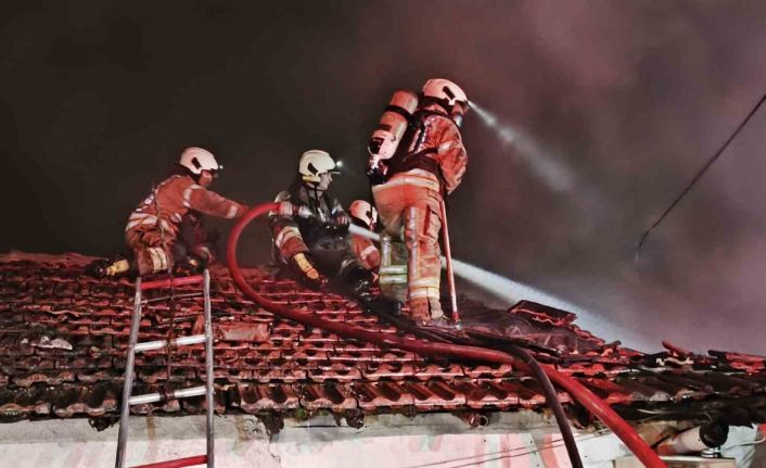 Sarıyer’de hurda deposundan çıkan yangın gecekondulara sıçradı
