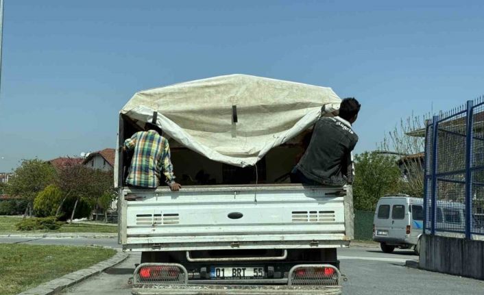 Şehrin göbeğinde kamyonet kasasında çocukların tehlikeli yolculuğu
