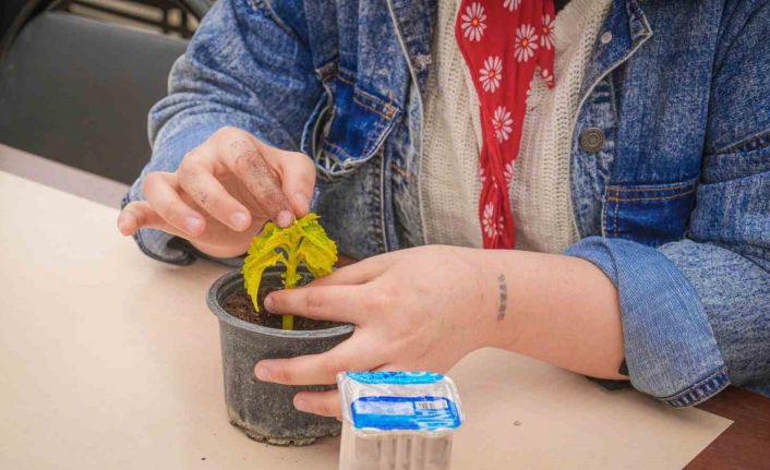 Seranın özel konukları çiçek dikti