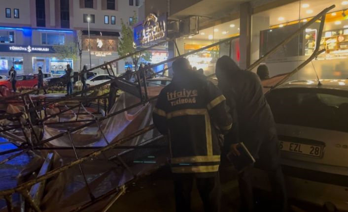 Şiddetli rüzgar bina tadilatı için kurulan iskeleyi devirdi, 3 araç zarar gördü