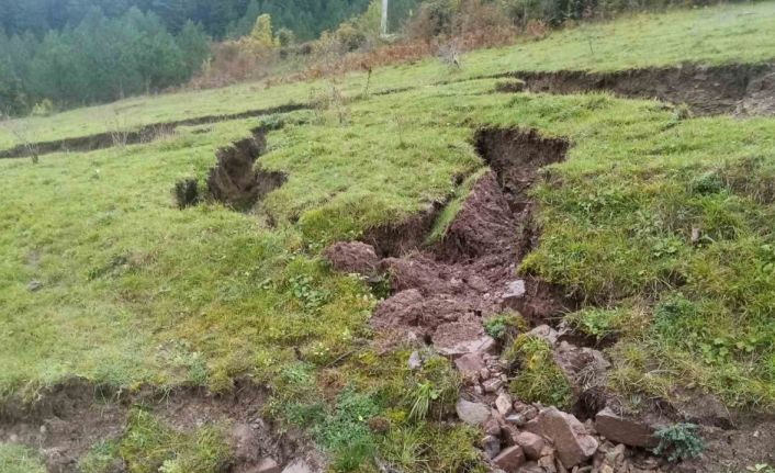 Sinop’ta heyelan mağduru olduğunu ileri süren vatandaş, toprağın kaldırılmasını ve önlem alınmasını istedi