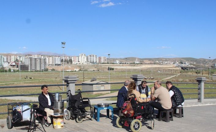 Şırnak’ta engelli çift, közde çay satarak hayallerindeki evi almak istiyor