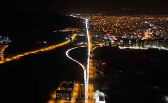 Tatilcilerin dönüşü çilesi sürüyor: 43 ilin geçiş güzergahında trafik durma noktasına geldi