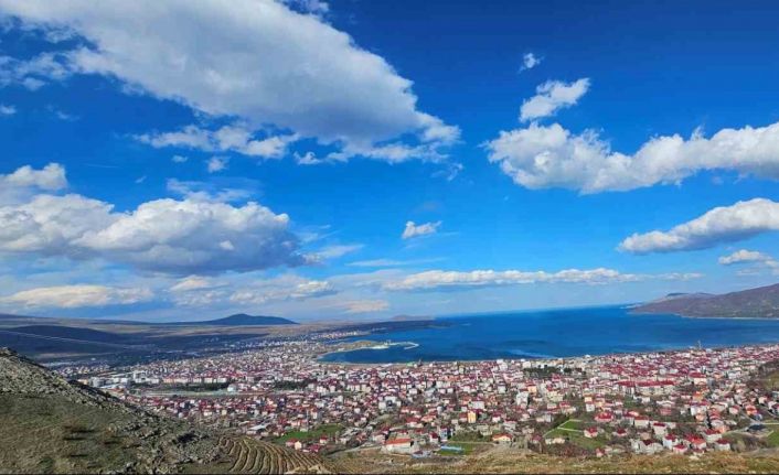 Tatvan semalarındaki bulut geçişleri görsel şölen oluşturdu