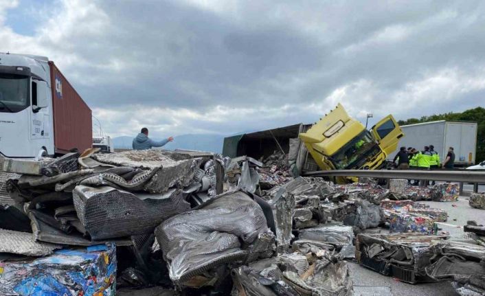 TEM’de yan yatan tırdan saçılan hurdalar trafiği felç etti