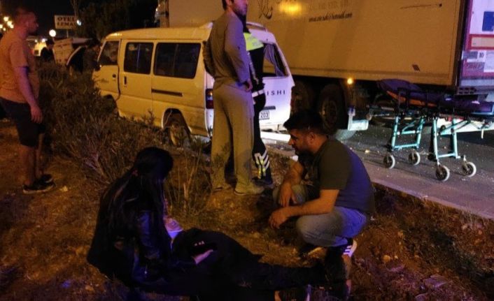 Tır ile panelvan aracın karıştığı kazada 5 kişi yaralandı