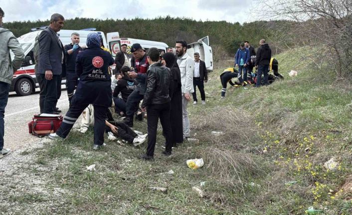 Tır ve yolcu servisi çarpıştı: 6 yaralı