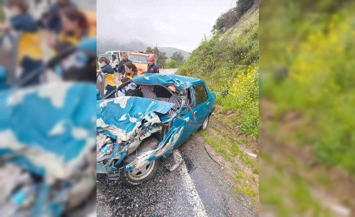 Tıra çarpan Fiat Tofaş otomobil kağıt gibi ezildi