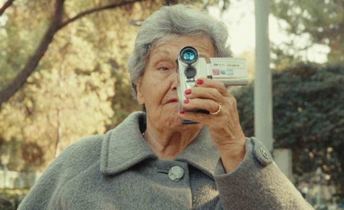 Torun çekti, babaanne oynadı