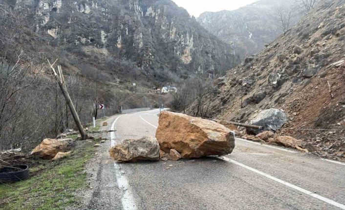 Tunceli-Erzincan karayoluna dev kaya parçaları düştü