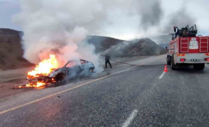 Tunceli’de seyir halindeki araç alev aldı