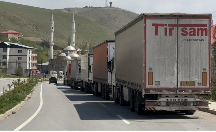 Türkiye-İran sınırında 2 kilometrelik tır kuyruğu