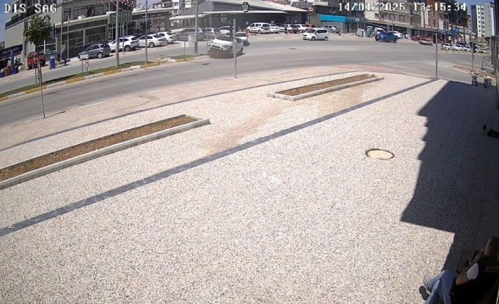 ’U’ dönüşü yapmaya hazırlanırken kazaya sebebiyet verdi, hiç bir şey olmamış gibi yoluna devam etti