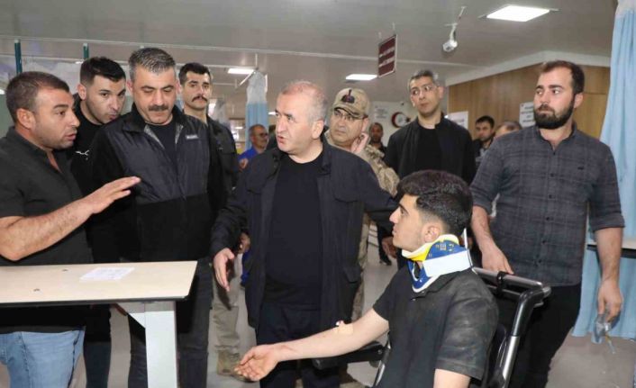 Vali Hatipoğlu midibüsün devrildiği kazada yaralıları ziyaret etti