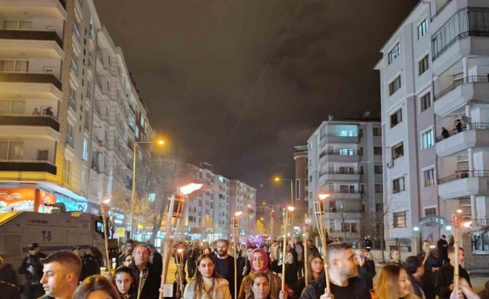 Van’ın kurtuluş yıl dönümünde fener alayı düzenlendi