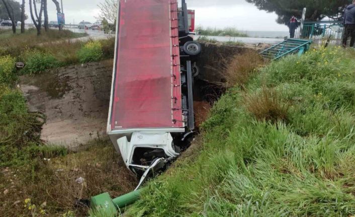 Virajı alamayan kamyon dereye uçtu