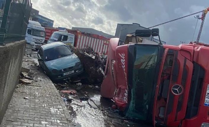 Virajı alamayan tır park halindeki araçların üstüne devrildi