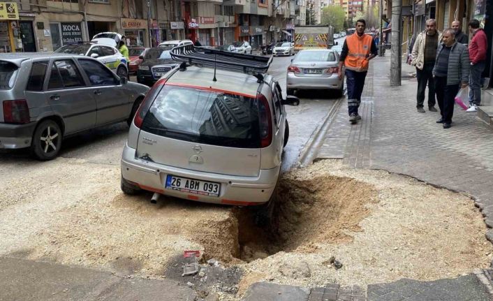 Yağışın etkisiyle çöken zeminde park halinde olan otomobil çukura düştü