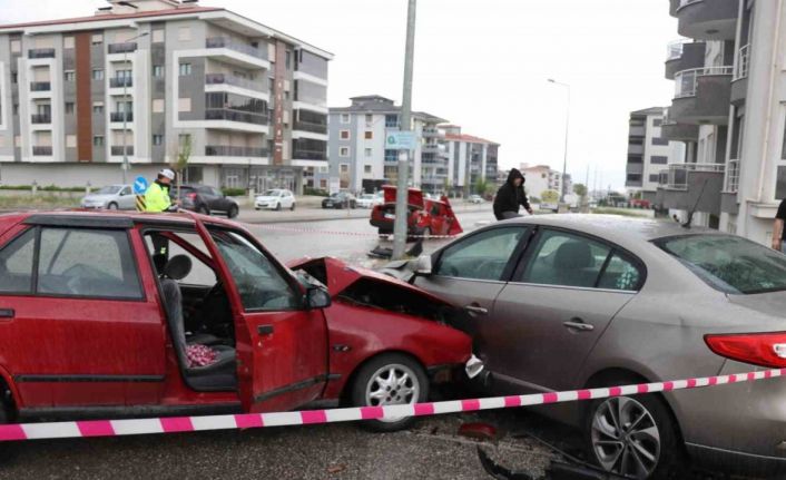Yağışlı hava ve sürat, kazayı beraberinde getirdi: 1’i ağır 8 yaralı