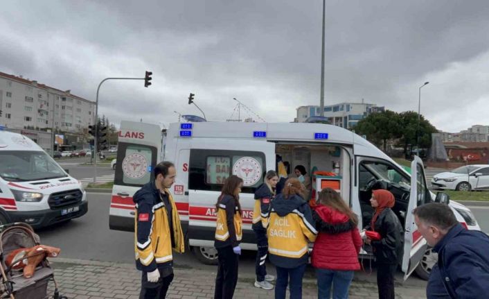 Yaya geçidinde anne ve bebeğine otomobil çarptı
