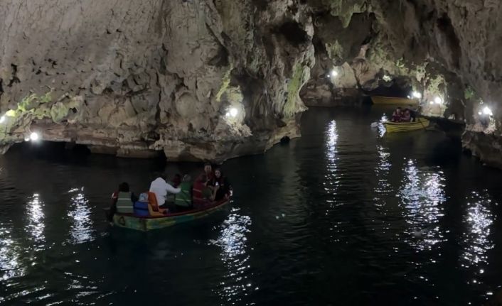 Yerin 80 metre altındaki gölde kayık keyfi